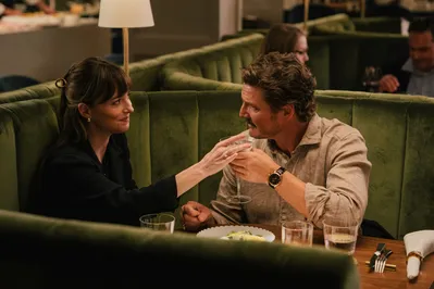 Para Lucy (Dakota Johnson), o amor só é viável com um homem rico