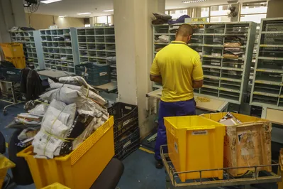 Após avião com baterias de íon lítio pegar fogo, cargas dos Correios passam por raio-x