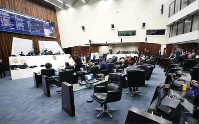 A oposição acabou votando favoravelmente ao projeto, aprovado com 47 votos, mas criticou a exclusão dos aposentados e o valor fixo de R$ 500