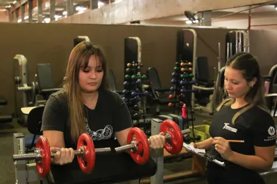 Treinos de musculação do Girls Power são realizados três vezes por semana, com supervisão e auxílio de profissionais