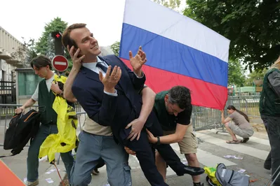 Imagem ilustrativa da imagem Ativistas furtam estátua de cera de Macron em Paris