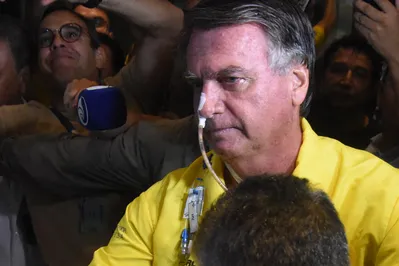 Imagem ilustrativa da imagem Bolsonaro passa a receber chá e gelatina por via oral