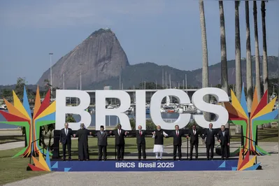 Foto ofical do Brics com seus membros. Da esquerda para direita: Minister Sergei Lavrov (Rússia), Khaled bin Mohamed Al Nahyan (Emirados), Prabowo Subianto (Indonésia) Cyril Ramaphosa (África do sul) Luiz Inácio Lula da Silva (Brasil) Primeiro ministro, Narendra Modi (Índia) Premier Li Qiang (China) Abiy Ahmed (Etiópia) Mostafa Madbouly (Egito) Abbas Araghchi (Irã)
