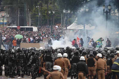 Imagem ilustrativa da imagem Caravana de Londrina vai a Curitiba para passeata do 29 de abril