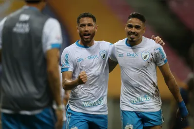 PE - SAO LOURENCO DA MATA - 28/06/2025 - BRASILEIRO C 2025, RETRO X LONDRINA - Lucas Marques jogador do Londrina comemora seu gol durante a partida entre Retro e Londrina na Arena de Pernambuco, valida pelo Campeonato Brasileiro da Serie C 2025. (Foto: Marlon Costa/AGIF/Folhapress)