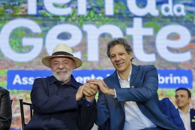 Fernando Haddad acompanhou o presidente Lula nesta quinta-feira (29) no evento de criação do assentamento entre Faxinal e Ortigueira, nos Campos Gerais do Paraná