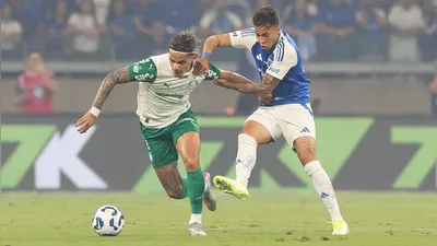 O jogador Richard Ríos, da SE Palmeiras, disputa bola com o jogador do Cruzeiro EC, durante partida válida pela décima primeira rodada, do Campeonato Brasileiro, Série A, no Estádio Mineirão. (Foto: Cesar Greco/Palmeiras/by Canon)