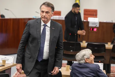 BrasÃ­lia (DF), 10/06/2025 - O ex presidente Jair Bolsonaro chegando para depoimento na 1 turma do STF.
O ministro do Supremo Tribunal Federal (STF) Alexandre de Moraes comeÃ§a a ouvir os rÃ©us do nÃºcleo 1 na aÃ§Ã£o da trama golpista, os interrogatÃ³rios ocorrerÃ£o presencialmente na sala de julgamentos da primeira turma da corte 
Foto: Valter Campanato/AgÃªncia Brasil