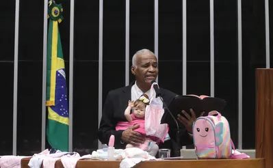 "Estou aqui com minha neta, bebê ‘esborni’, sei lá como é o nome, para dizer ao Brasil que não é pecado", disse Pastor Sargento Isidório, segurando a boneca no colo.