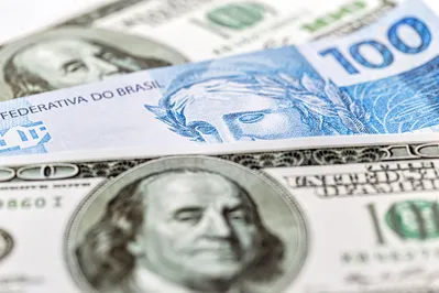 Imagem ilustrativa da imagem Dólar fecha estável e Bolsa tem leve alta