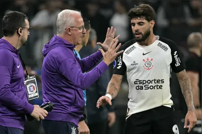 Corinthians' head coach Dorival J?nior (C) gives instructions to Corinthians' forward #09 Yuri Alberto during the Copa Sudamericana group stage football match between Brazil's Corinthians and Colombia's America de Cali at the Neo Quimica Arena stadium in Sao Paulo, Brazil on May 6, 2025. (Photo by NELSON ALMEIDA / AFP)