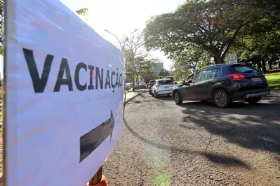 Imagem ilustrativa da imagem Drive-Thru de vacinação: Saúde aplica 1,8 mil doses na prefeitura