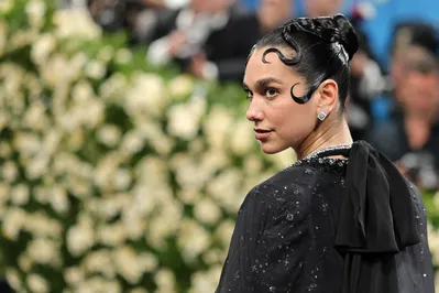 NEW YORK, NEW YORK - MAY 05: Dua Lipa attends the 2025 Met Gala Celebrating "Superfine: Tailoring Black Style" at Metropolitan Museum of Art on May 05, 2025 in New York City.   Dia Dipasupil/Getty Images/AFP (Photo by Dia Dipasupil / GETTY IMAGES NORTH AMERICA / Getty Images via AFP)