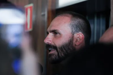 "Eu queria aqui agradecer ao presidente Trump, ao secretário de Estado Marco Rubio e a todas as autoridades do Executivo e do Legislativo que se envolveram diretamente nesta tomada de decisão", disse Eduardo Bolsonaro