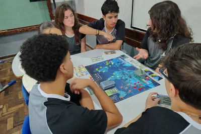 Imagem ilustrativa da imagem Escola de Londrina cria clube de jogos analógicos