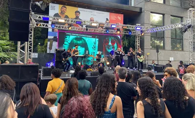Banda Gata de Botas se apresenta em palco instalado no Lago Igapó 2: homenagem à rainha do rock nacional