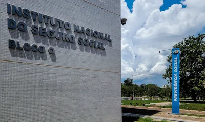 Imagem ilustrativa da imagem Fila do INSS cai 10% em quatro meses e chega a 2,4 milhões