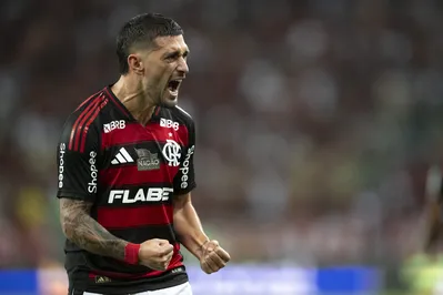 A postura agressiva surtiu efeito: após boa troca de passes, o Flamengo abriu o placar com Arrascaeta