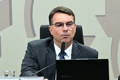 Imagem ilustrativa da imagem Flávio Bolsonaro apresenta pedido de impeachment de Moraes