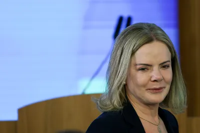 Imagem ilustrativa da imagem Gleisi diz que cuidará do partido de dentro do governo