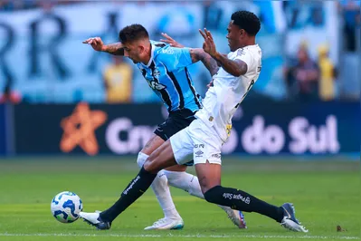 Imagem ilustrativa da imagem Grêmio bate Santos no jogo dos desesperados