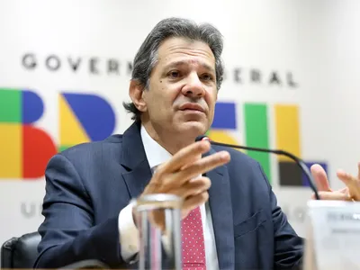 Imagem ilustrativa da imagem Haddad anuncia recuo em alíquotas de IOF