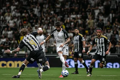Imagem ilustrativa da imagem Hugo faz milagres, e Corinthians segura empate com Atlético-MG
