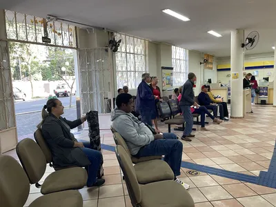 Imagem ilustrativa da imagem Idosos retornam aos Correios em Londrina para conferir resposta aos descontos