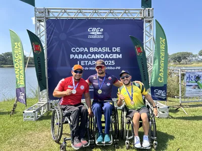 Ao centro, Igor Tofalini celebra título da Copa Brasil de Paracanoagem