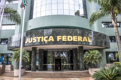 Imagem ilustrativa da imagem Juiz da Lava Jato condena ex-diretor da Petrobras e empresário