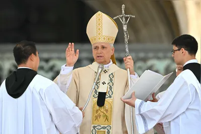 A primeira missa do papa Leão XIV, domingo (18), no Vaticano, foi rica em ritos e símbolos