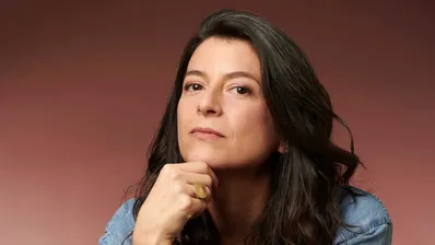Samanta Schweblin na sua oliteratura, existe um horror latente que não se manifesta, sempre está a um instante de pular sobre o leitor, mas não pula
