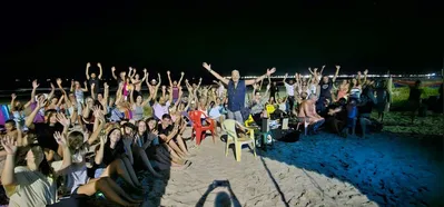 O público do Cine Rancho, com Ney Inácio ao centro, nas sessões que chegam a reunir cerca de 200 pessoas na praia