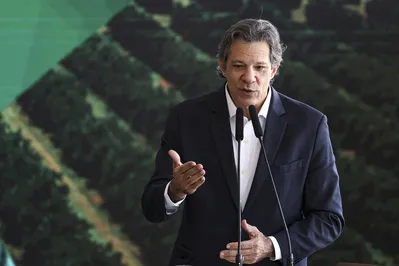 Imagem ilustrativa da imagem Lula e Trump podem conversar sobre tarifas, diz Haddad