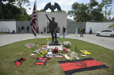 Fãs prestam homenagem aos jogadores vítimas da tragédia no Centro de Treinamento do Flamengo, o Ninho do Urubu.