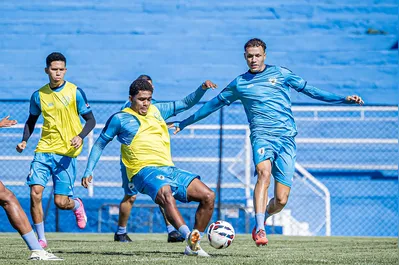 Marco Antônio (esq. sentiu dores musculares em treinos da semana e pode ficar fora da partida