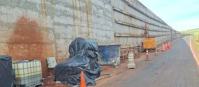 Segundo o DER, o muro rompido foi recomposto parcialmente e alguns pontos estão sendo reforçados