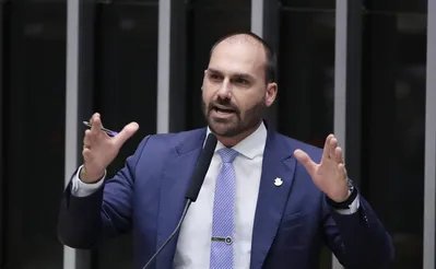 Imagem ilustrativa da imagem Moraes determina bloqueio de bens e contas de Eduardo Bolsonaro