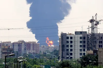 Uma coluna de fumaça densa e fogo subiram de uma refinaria de petróleo no sul de Teerã, após ter sido atingida por um ataque israelense no domingo