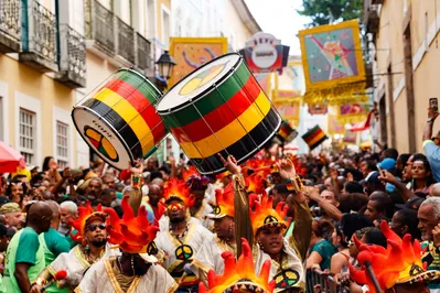 Imagem ilustrativa da imagem O país do Carnaval em contraste com o mundo em guerra