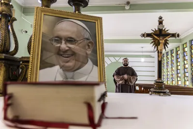 Imagem ilustrativa da imagem O peso e a leveza de Francisco, o 265º sucessor de Pedro