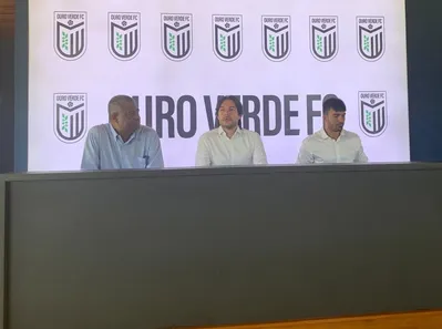 Antônio Carlos Gomes, Germano e Roberto Brum na coletiva de apresentação do projeto Ouro Verde FC, em janeiro de 2025