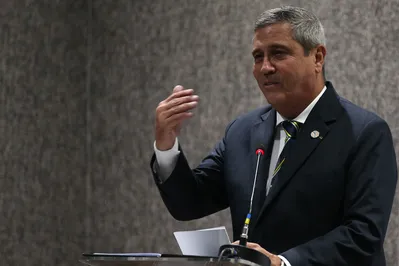 O ministro da Defesa, Braga Netto, durante a realização do painel Base Industrial de Defesa: Proteção, desenvolvimento e geração de empregos, no Centro de Convenções Ulysses Guimarães