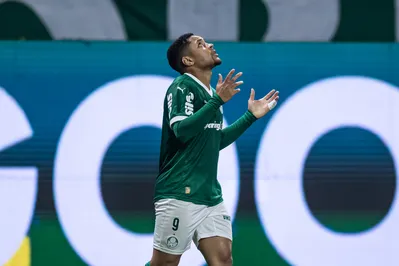 Imagem ilustrativa da imagem Palmeiras supera bombas de Hulk e bate Atlético-MG