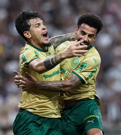 O jogador Gustavo Gómez, do Palmeiras, comemora seu gol contra a equipe do Ceará, na Arena Castelão