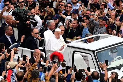 Papa acena para a multidão do papamóvel, ´na Praça de São Pdero, após a missa do Domingo de Páscoa