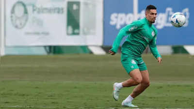 Imagem ilustrativa da imagem Paulinho treina com elenco do Palmeiras após ser poupado