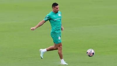 O jogador Paulinho durante treinamento, no CT do Philadelphia Eagles: atacante mostrou condições de jogar na sexta-feira (4)
