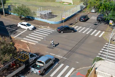 Agente da CMTU controla trânsito no cruzamento entre as ruas Uruguai e Colômbia, na Vila Brasil