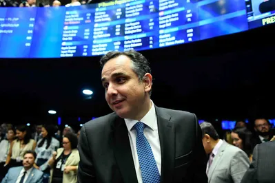 Plenário do Senado Federal durante primeira reunião preparatória destinada à eleição do presidente do Senado Federal. 

A eleição é realizada de forma presencial, por escrutínio secreto, de acordo com o Regimento Interno da Casa, que prevê a votação por meio de cédulas em papel inseridas em envelope. Será eleito o candidato que receber a maioria absoluta dos votos, ou seja, 41 votos. 

Bancada:
senador Rodrigo Pacheco (PSD-MG).

Foto: Geraldo Magela/Agência Senado